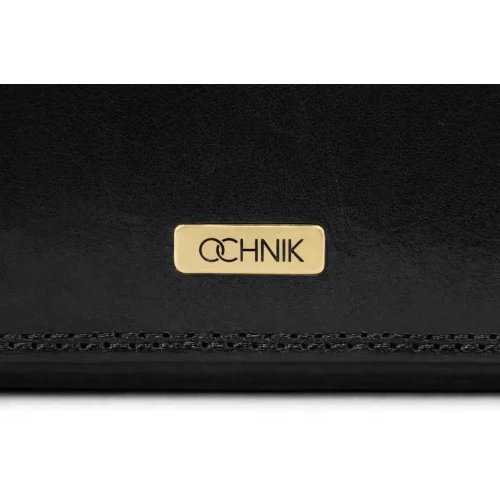Zbliżenie logo OCHNIK na skórzanym portfelu damskim – detal premium / Close-up of OCHNIK logo on women’s leather wallet – premium detail